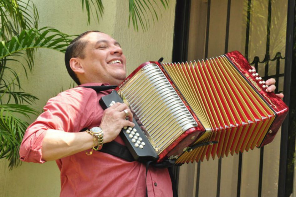El ’Cocha’ Molina regala cursos para aprender a tocar el acordeón a personas de escasos recursos